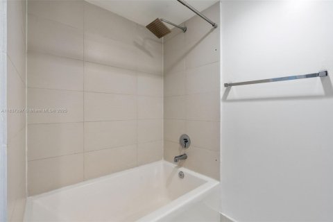Condominio en venta en Hallandale Beach, Florida, 2 dormitorios, 94.76 m2 № 1834315 - foto 21