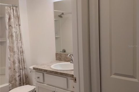 House in The Villages, Florida 2 bedrooms, 106.65 sq.m. № 2209192 - photo 12