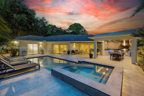 House in Biscayne Park, Florida 3 bedrooms, 247.96 sq.m. № 2024169