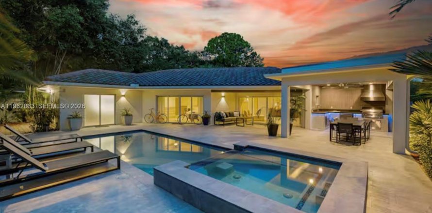 House in Biscayne Park, Florida 3 bedrooms, 247.96 sq.m. № 2024169