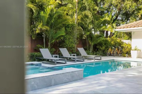 House in Biscayne Park, Florida 3 bedrooms, 247.96 sq.m. № 2024169 - photo 29