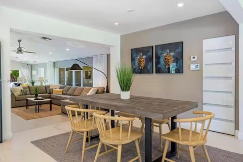 House in Biscayne Park, Florida 3 bedrooms, 247.96 sq.m. № 2024169 - photo 9