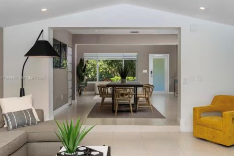 House in Biscayne Park, Florida 3 bedrooms, 247.96 sq.m. № 2024169 - photo 8