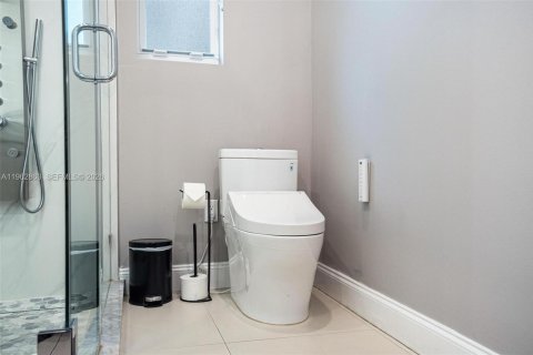 House in Biscayne Park, Florida 3 bedrooms, 247.96 sq.m. № 2024169 - photo 27