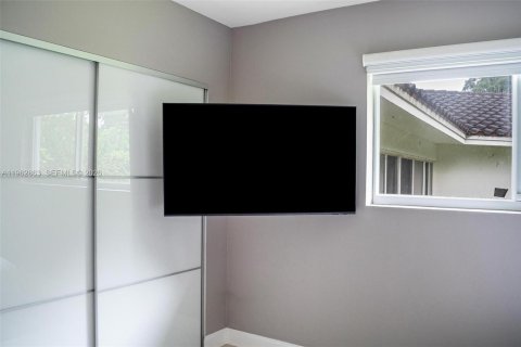 House in Biscayne Park, Florida 3 bedrooms, 247.96 sq.m. № 2024169 - photo 21