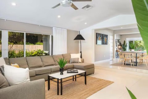 House in Biscayne Park, Florida 3 bedrooms, 247.96 sq.m. № 2024169 - photo 2