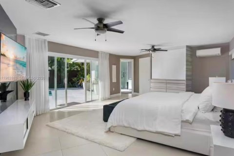 House in Biscayne Park, Florida 3 bedrooms, 247.96 sq.m. № 2024169 - photo 15