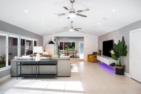 House in Biscayne Park, Florida 3 bedrooms, 247.96 sq.m. № 2024169 - photo 13