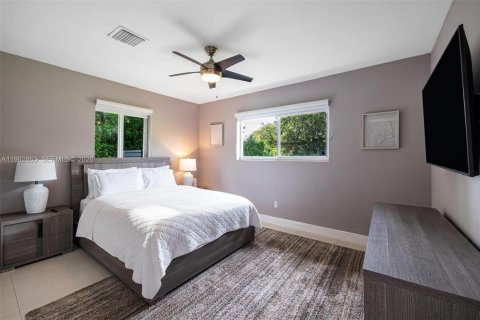 House in Biscayne Park, Florida 3 bedrooms, 247.96 sq.m. № 2024169 - photo 23