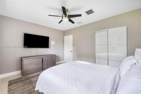 House in Biscayne Park, Florida 3 bedrooms, 247.96 sq.m. № 2024169 - photo 24