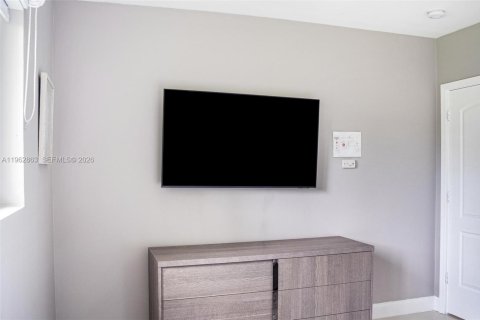 House in Biscayne Park, Florida 3 bedrooms, 247.96 sq.m. № 2024169 - photo 25