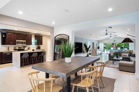 House in Biscayne Park, Florida 3 bedrooms, 247.96 sq.m. № 2024169 - photo 10