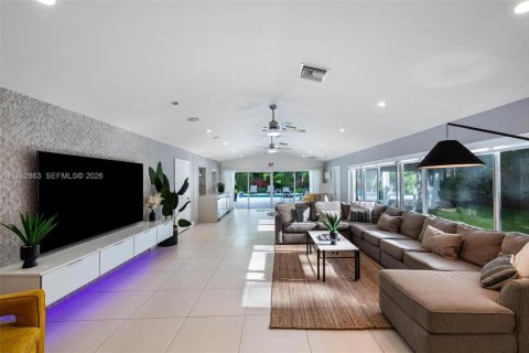 House in Biscayne Park, Florida 3 bedrooms, 247.96 sq.m. № 2024169 - photo 11