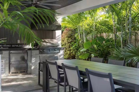 House in Biscayne Park, Florida 3 bedrooms, 247.96 sq.m. № 2024169 - photo 30