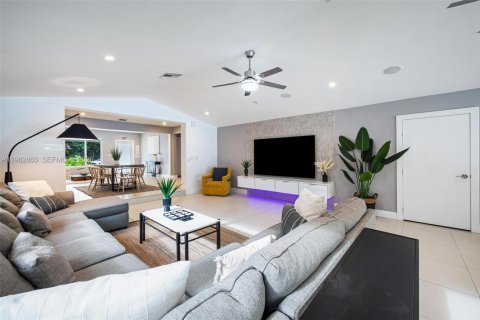 House in Biscayne Park, Florida 3 bedrooms, 247.96 sq.m. № 2024169 - photo 14