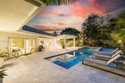 House in Biscayne Park, Florida 3 bedrooms, 247.96 sq.m. № 2024169 - photo 28