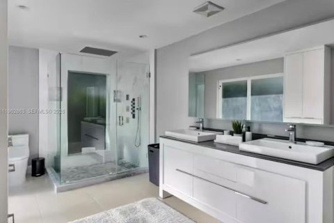 House in Biscayne Park, Florida 3 bedrooms, 247.96 sq.m. № 2024169 - photo 19