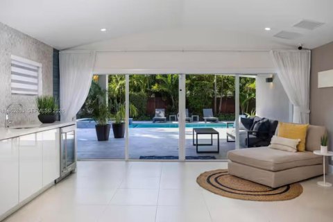 House in Biscayne Park, Florida 3 bedrooms, 247.96 sq.m. № 2024169 - photo 4