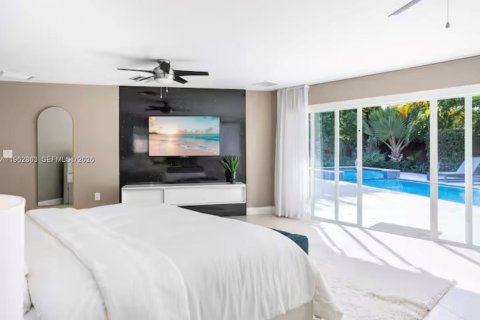 House in Biscayne Park, Florida 3 bedrooms, 247.96 sq.m. № 2024169 - photo 17