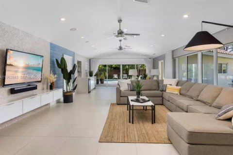 House in Biscayne Park, Florida 3 bedrooms, 247.96 sq.m. № 2024169 - photo 3