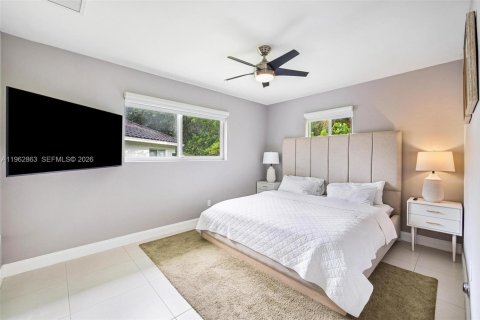 House in Biscayne Park, Florida 3 bedrooms, 247.96 sq.m. № 2024169 - photo 20