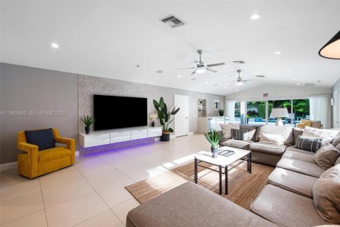 House in Biscayne Park, Florida 3 bedrooms, 247.96 sq.m. № 2024169 - photo 12