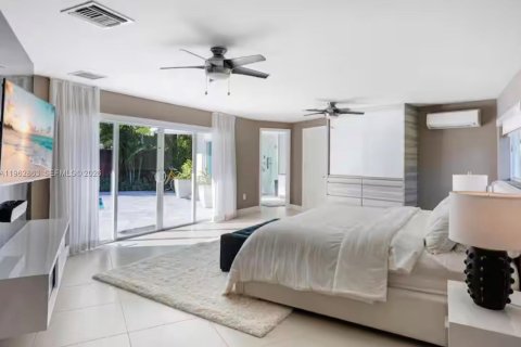 House in Biscayne Park, Florida 3 bedrooms, 247.96 sq.m. № 2024169 - photo 18