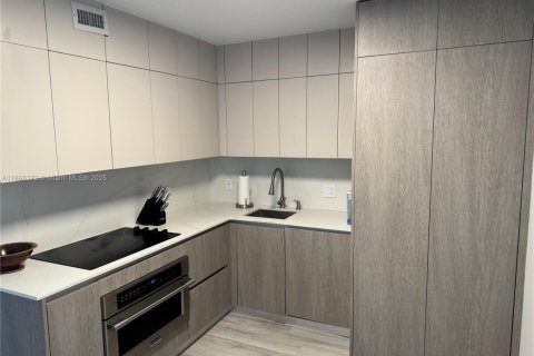 Condo in Miami Beach, Florida, 2 bedrooms  № 1942294 - photo 12