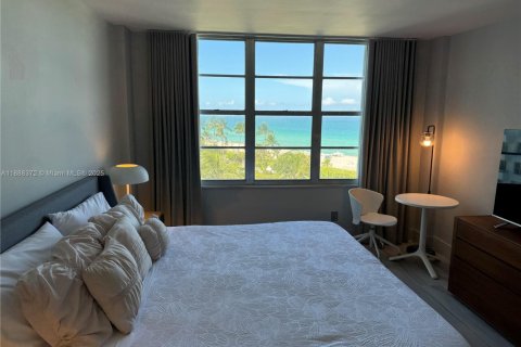 Condo in Miami Beach, Florida, 2 bedrooms  № 1942294 - photo 13