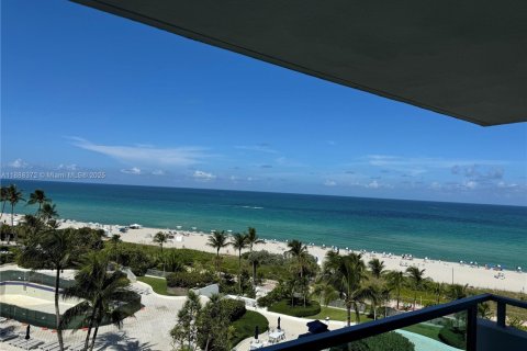 Condo in Miami Beach, Florida, 2 bedrooms  № 1942294 - photo 1