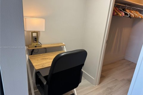 Condo in Miami Beach, Florida, 2 bedrooms  № 1942294 - photo 16