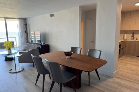 Condo in Miami Beach, Florida, 2 bedrooms  № 1942294 - photo 11