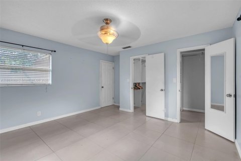 House in Lauderhill, Florida 4 bedrooms, 169.92 sq.m. № 1978039 - photo 8