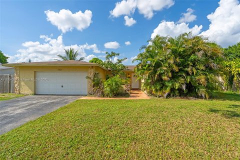 House in Lauderhill, Florida 4 bedrooms, 169.92 sq.m. № 1978039