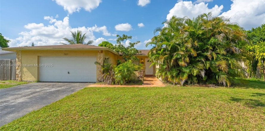 House in Lauderhill, Florida 4 bedrooms, 169.92 sq.m. № 1978039
