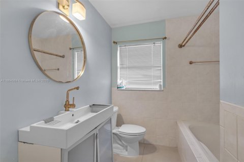 House in Lauderhill, Florida 4 bedrooms, 169.92 sq.m. № 1978039 - photo 17