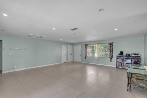 House in Lauderhill, Florida 4 bedrooms, 169.92 sq.m. № 1978039 - photo 3