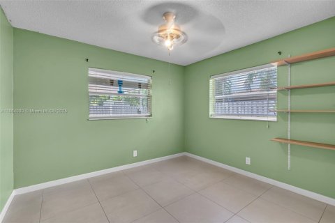 House in Lauderhill, Florida 4 bedrooms, 169.92 sq.m. № 1978039 - photo 13