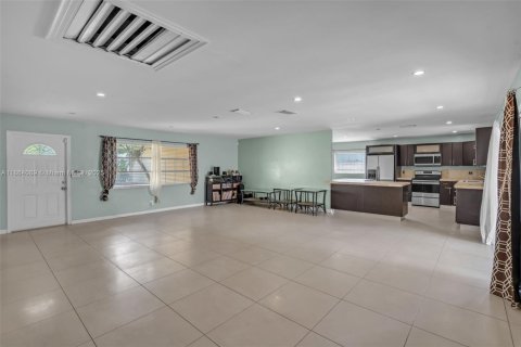House in Lauderhill, Florida 4 bedrooms, 169.92 sq.m. № 1978039 - photo 2