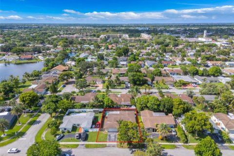 House in Lauderhill, Florida 4 bedrooms, 169.92 sq.m. № 1978039 - photo 25