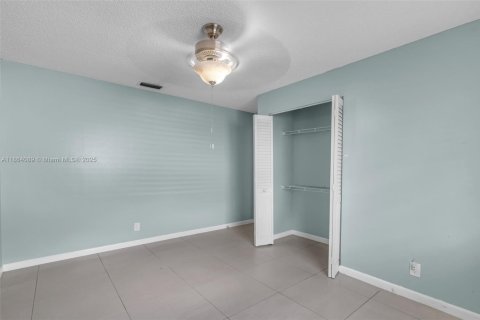 House in Lauderhill, Florida 4 bedrooms, 169.92 sq.m. № 1978039 - photo 11