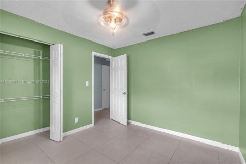 House in Lauderhill, Florida 4 bedrooms, 169.92 sq.m. № 1978039 - photo 14