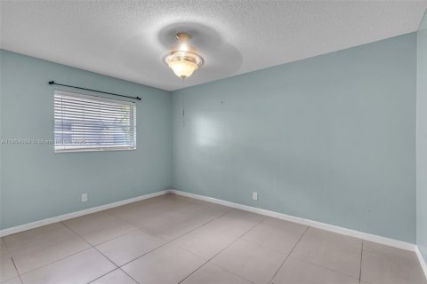 House in Lauderhill, Florida 4 bedrooms, 169.92 sq.m. № 1978039 - photo 10