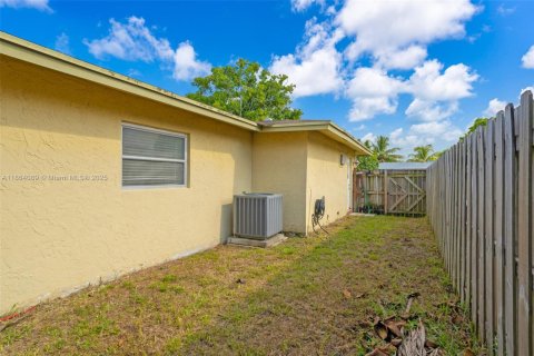 House in Lauderhill, Florida 4 bedrooms, 169.92 sq.m. № 1978039 - photo 22