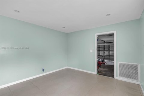 House in Lauderhill, Florida 4 bedrooms, 169.92 sq.m. № 1978039 - photo 6