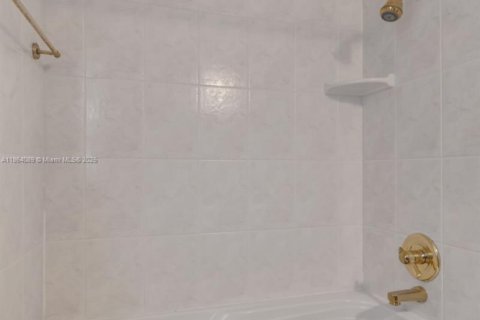 House in Lauderhill, Florida 4 bedrooms, 169.92 sq.m. № 1978039 - photo 18