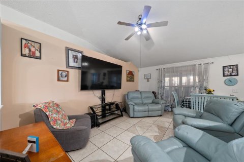 Villa ou maison à vendre à Kissimmee, Floride: 4 chambres, 158.31 m2 № 2143639 - photo 4