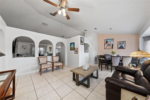 Villa ou maison à vendre à Kissimmee, Floride: 4 chambres, 158.31 m2 № 2143639 - photo 3