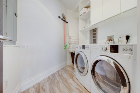 Condo in Bal Harbour, Florida, 2 bedrooms  № 1752795 - photo 16