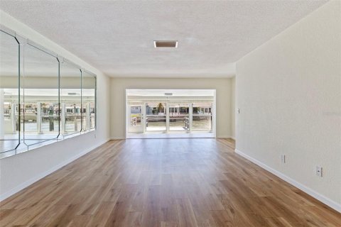 House in Saint Petersburg, Florida 2 bedrooms, 130.06 sq.m. № 2101767 - photo 12